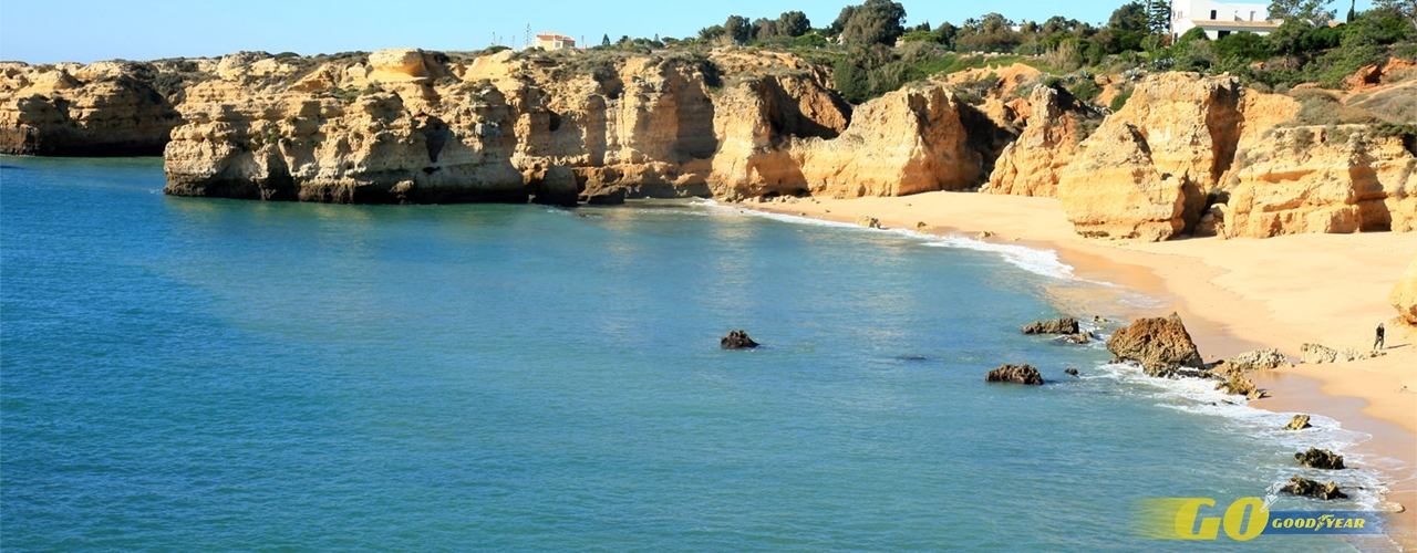playa y acantilados en el Algarve